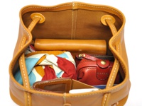 職人手作皮革可調式兩用托特包 (Q-14)，採用淺棕色皮革製作，包內可見一個長型皮夾、一個紅色皮製零錢包，以及一條色彩鮮豔的絲巾。包身縫線清晰，風格簡約。