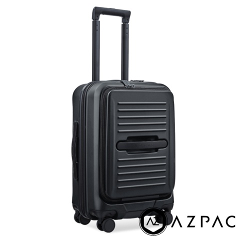 這是一張 AZPAC 品牌的黑色 20 吋前開口煞車行李箱照片，行李箱呈現直立視角，表面帶有條紋設計與前置開口功能，底部配有四輪並配備煞車系統，上方設有伸縮拉桿，右下角印有品牌標誌。