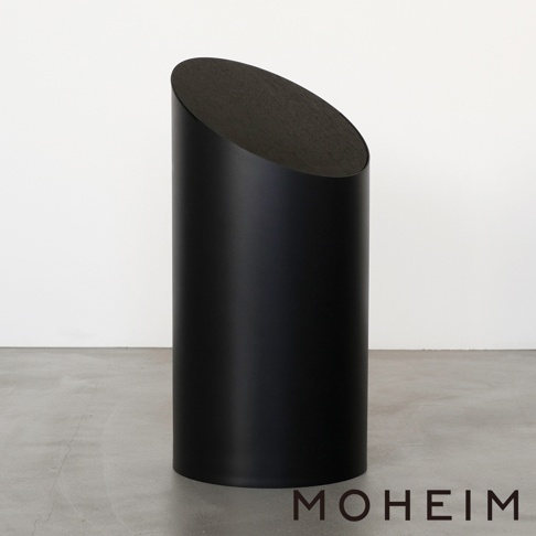 燻黑木質頂蓋的黑色圓柱形垃圾桶，頂蓋傾斜設計。