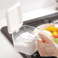 白色密封防潮調味料盒，透明方形塑膠盒內裝有細白色粉末，附帶一個白色湯匙，蓋子打開。