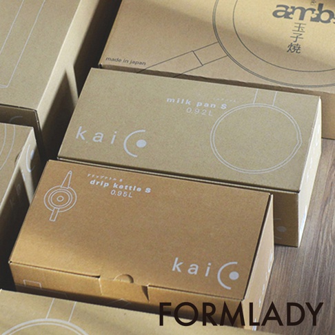 多個紙盒堆疊，其中一個紙盒標有「kai c」標誌，並印有「milk pan S 0.92L」字樣及鍋具輪廓圖案。下方紙盒印有「kai c」標誌，並有「drip kettle S 0.95L」字樣及手沖壺圖案。