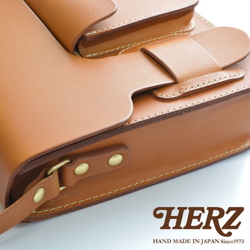 職人手作皮革厚實單肩包，呈現自然棕色調，高品質皮革材質，做工精緻，搭配黃銅色金屬扣具，展現經典復古風格。