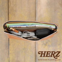 一個棕褐色皮革製的雙拉鍊收納袋，內部裝有文件、耳機、充電線和一台小型相機。