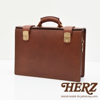 職人手作皮革兩用機師箱，深棕色皮革，配備金色鎖扣及手提把，風格經典。