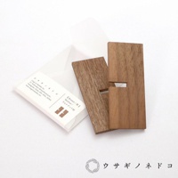 模式B： 展示兩個天然木製的削筆器，旁邊附有品牌標籤，標籤上寫著 Usagi no Nedoko Inc.、地址、網址以及 Walnut / 沃爾納特材，下方有一個可愛的兔子圖案 Logo。