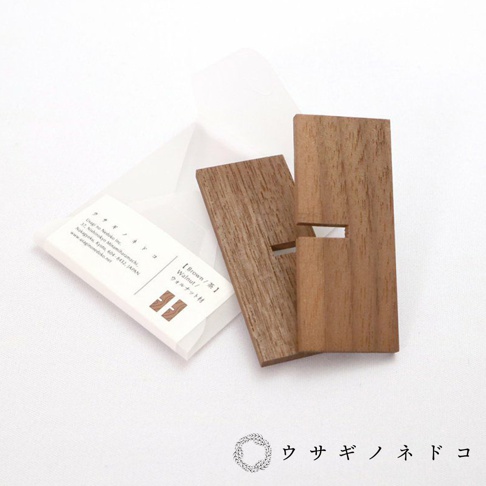 模式B： 展示兩個天然木製的削筆器，旁邊附有品牌標籤，標籤上寫著 Usagi no Nedoko Inc.、地址、網址以及 Walnut / 沃爾納特材，下方有一個可愛的兔子圖案 Logo。