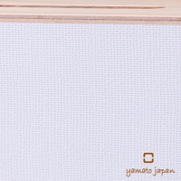 手作布藝木質面紙盒，盒身為白色格紋布藝，頂部邊緣為淺木色木質，側邊印有「yamato japan」字樣及方形圖示。