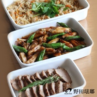 三個長方型淺型白色琺瑯保存容器，分別裝有炒飯、雞翅料理和切片烤肉，其中雞翅料理和烤肉旁有迷迭香裝飾。