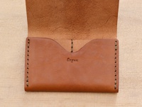 職人手作皮革Organ薄型名片短夾，呈現自然棕色皮革紋理，手工縫線細緻，翻蓋內側印有「Organ」燙金字樣。