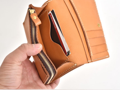 名刺サイズのポケットが一つ付いています。クレジットカードであれば2枚は難なく収納できそうです。このスペースにはマチも設けているので、ポケットの前にもカードを入れたりレシートを入れたり、フリースペースとして活用できます。