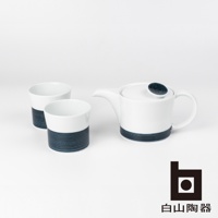 白色陶瓷茶壺和兩個茶杯，底部和茶壺蓋上飾有深藍色麻紋。