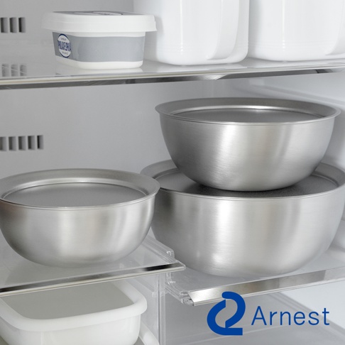 Arnest 品牌的防刮不鏽鋼調理碗，置於冰箱層架上，其中一個是 15 公分尺寸。