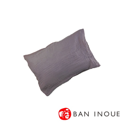 一灰色雙層棉織親膚枕套，材質柔軟，帶有輕微皺褶紋理。