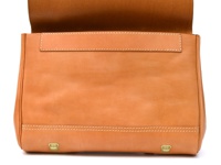 一個淺棕色皮革製成的兩用側背包，包身平整，有精緻縫線裝飾，包蓋向上翻開，露出內裡。包包底部有兩個黃銅色金屬扣環。