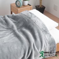 鋪在床上的灰色柔暖毯，具有加厚設計和毛絨邊緣，觸感柔軟，可水洗。