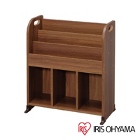 童心繪本架 ER-6030，木紋色， MDF 材質。上方有四層傾斜的書架，方便擺放繪本。下方有三個方形收納格，底部有兩個小巧的支腳，側邊有提手設計。