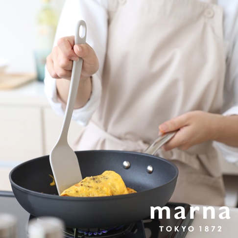 marna TOKYO 1872 標誌，顯示廚師在平底鍋中用淺灰色的耐熱矽膠平鏟烹飪煎蛋捲。