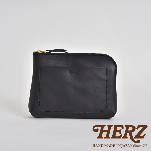 黑色職人手作皮革小物收納包KF-114 M，採用光滑皮革材質，設有金色拉鍊及前方一個貼袋，袋面上壓有品牌Logo。