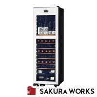 LX95雙溫酒櫃，白色面板搭配黑色機身，玻璃門內展示上方有酒標的酒瓶，下方層架整齊擺放多瓶葡萄酒。