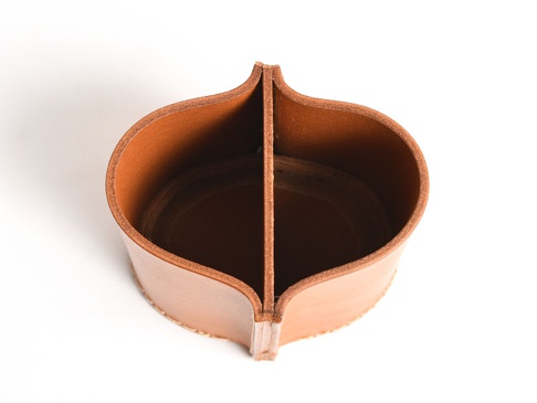 職人手作皮革筆筒，淺棕色，圓形，有兩個隔間，頂部開口，材質為皮革。