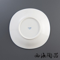 白色圓形陶瓷沙拉盤，盤底中央有藍色「Indigo Japan」字樣，盤緣有淺凹槽。