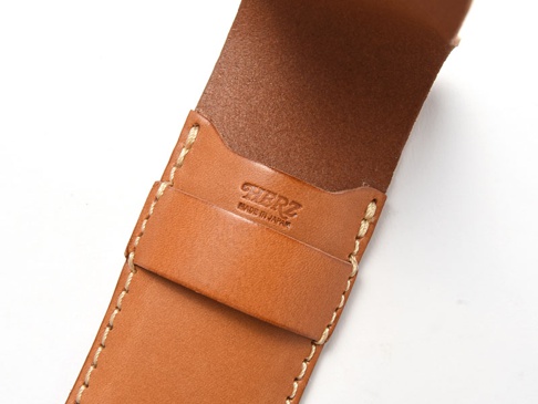 職人手作皮革鋼筆收納套，自然棕色，皮革材質，車縫線清晰，內裡絨面，品牌壓印。