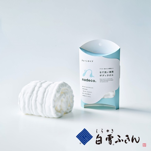 柔軟白色紋理沐浴巾，搭配淺藍色印刷包裝。