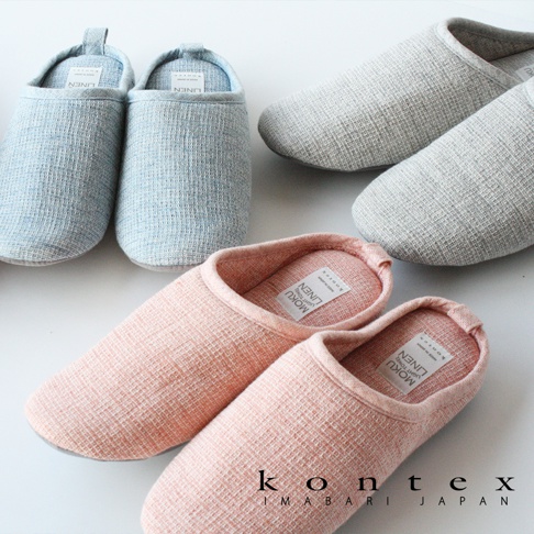 MOKU 棉麻室內拖鞋，共三色：淺藍、淺灰、淺粉色。鞋面採用交織紋理的棉麻材質，設計為無後跟的包覆式拖鞋，內裡標籤顯示「MOKU LINEN」。