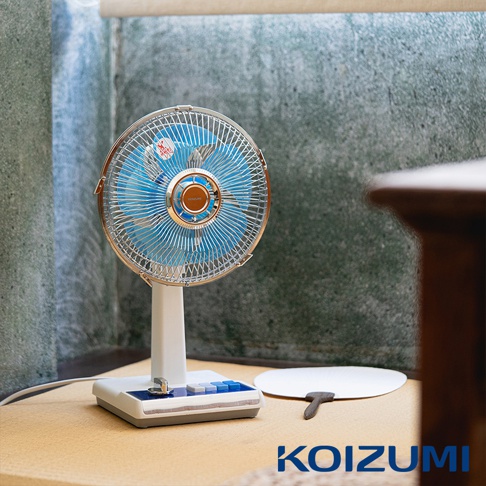 復古風格的十吋電風扇，擁有銀色金屬網罩、藍色扇葉與白色底座。底座上有藍色和灰色的按鈕，整體造型簡潔。