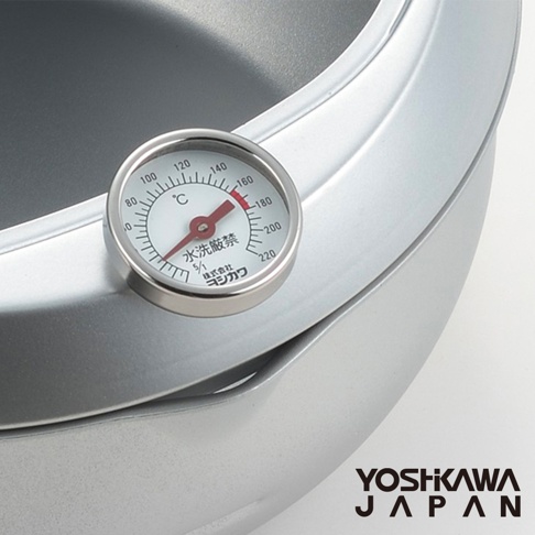 銀色金屬天婦羅油炸鍋，鍋緣設有圓形溫度計，讀數範圍為攝氏 0 至 220 度，指針指向約 160 度。