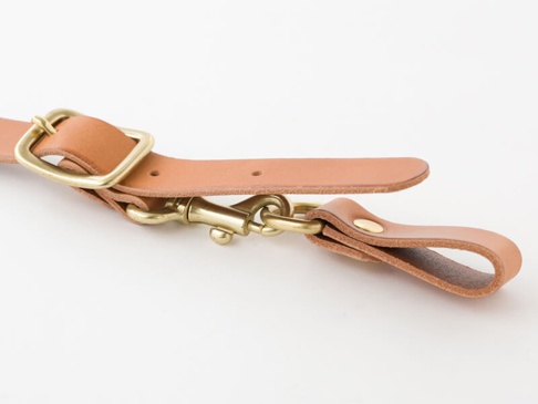 職人手作皮革背包用胸前扣帶，寬3cm，天然棕色皮革，搭配黃銅釦具，包含方形調節環、鉤扣及皮革固定環。