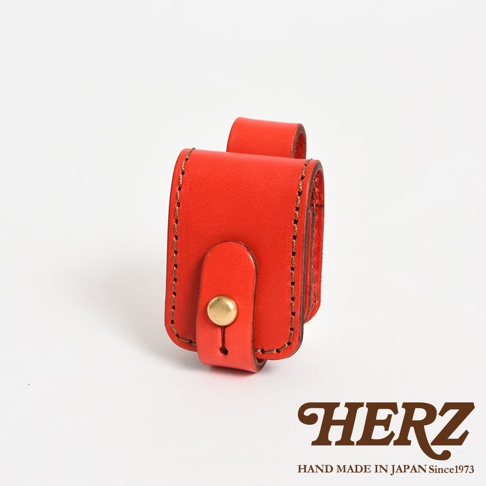 紅色皮革製作的原子釦型腰間小物收納包，採用手工縫線，附有可掛於腰間的皮革環。