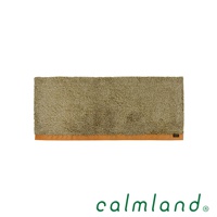 Ward Robe 廚房地墊，以絨毛材質製成，呈現大地色系，底部有一條淺棕色滾邊。