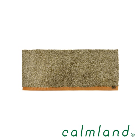 Ward Robe 廚房地墊，以絨毛材質製成，呈現大地色系，底部有一條淺棕色滾邊。