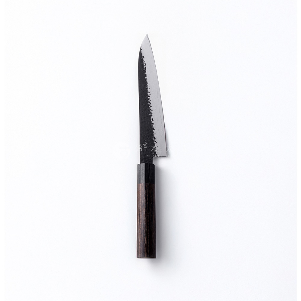 玄 / Chef's knife 主廚刀18cm，具備霧黑色鍛造紋理的鋼製刀刃，搭配深棕色木質握柄，呈現簡約而專業的外觀。