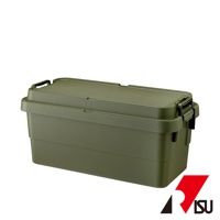 軍綠色70L可堆疊多功能耐重收納箱，採用厚實塑膠材質，箱蓋設有兩側提把與扣環，箱身側面有兩道加強線條。