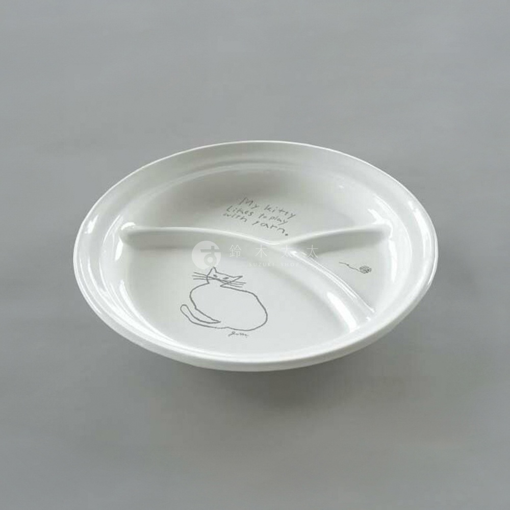 白色琺瑯分隔餐盤，盤面繪有黑色線條的貓咪圖案和英文文字「My kitty likes to play with yarn.」，餐盤有兩個分隔區，其中一個分隔區旁有一小團毛線球圖案。