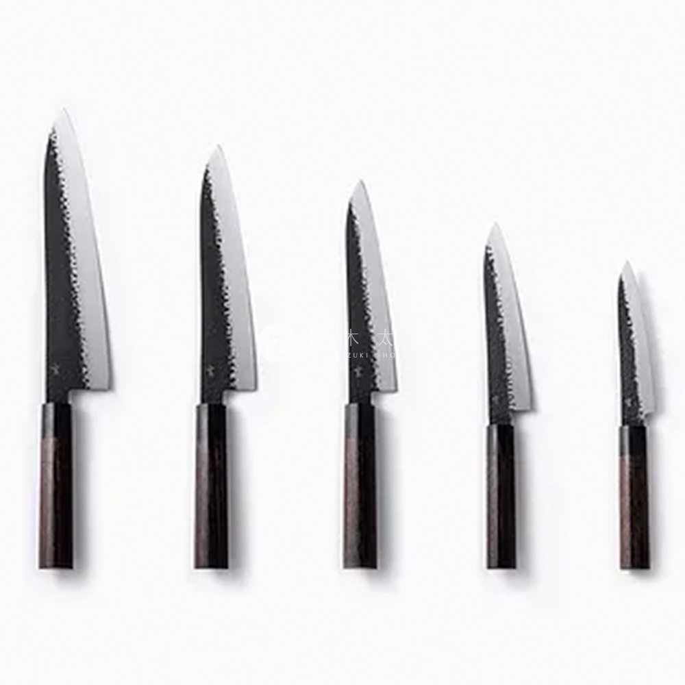 五把「玄」主廚刀，刀刃為銀色鋼材，帶有黑色錘紋，刀柄為深棕色木質。