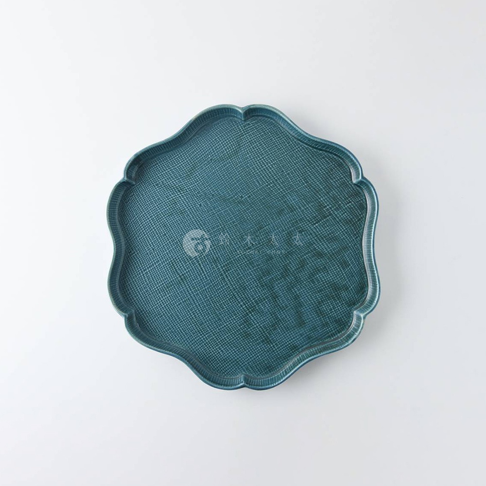 美濃燒花型主食盤，深藍綠色，帶有細緻的網格紋理，邊緣呈波浪狀。