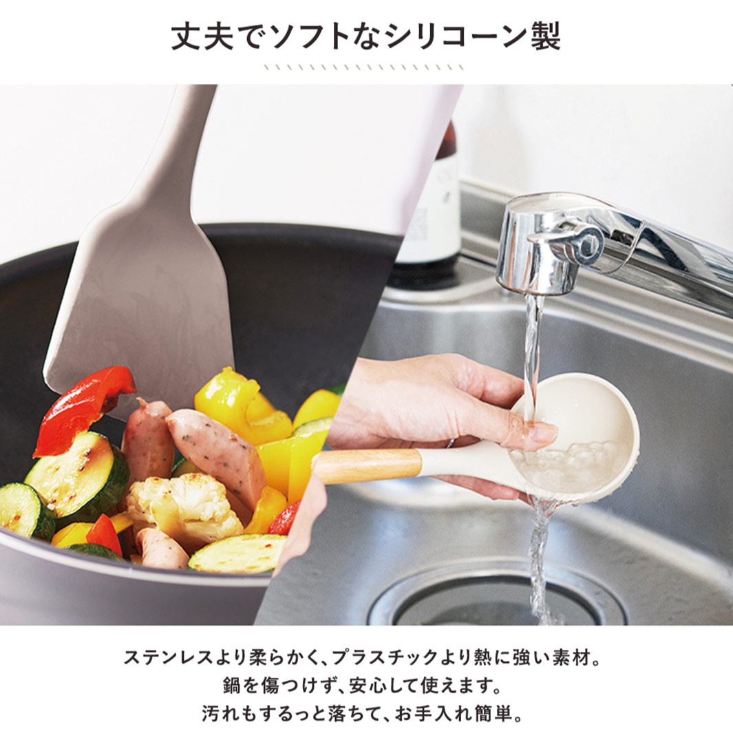 淺灰色矽膠鍋鏟在煎鍋中翻動蔬菜和香腸，另一隻手正在水槽下用淺灰色矽膠湯勺接水，湯勺柄為木質。