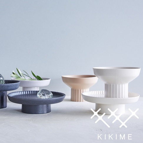koudai 美濃燒高腳平盤，展示有深藍色、淺灰色、米色和白色四種顏色。盤面有細緻的紋理，底部為圓柱形高腳設計，風格簡約。