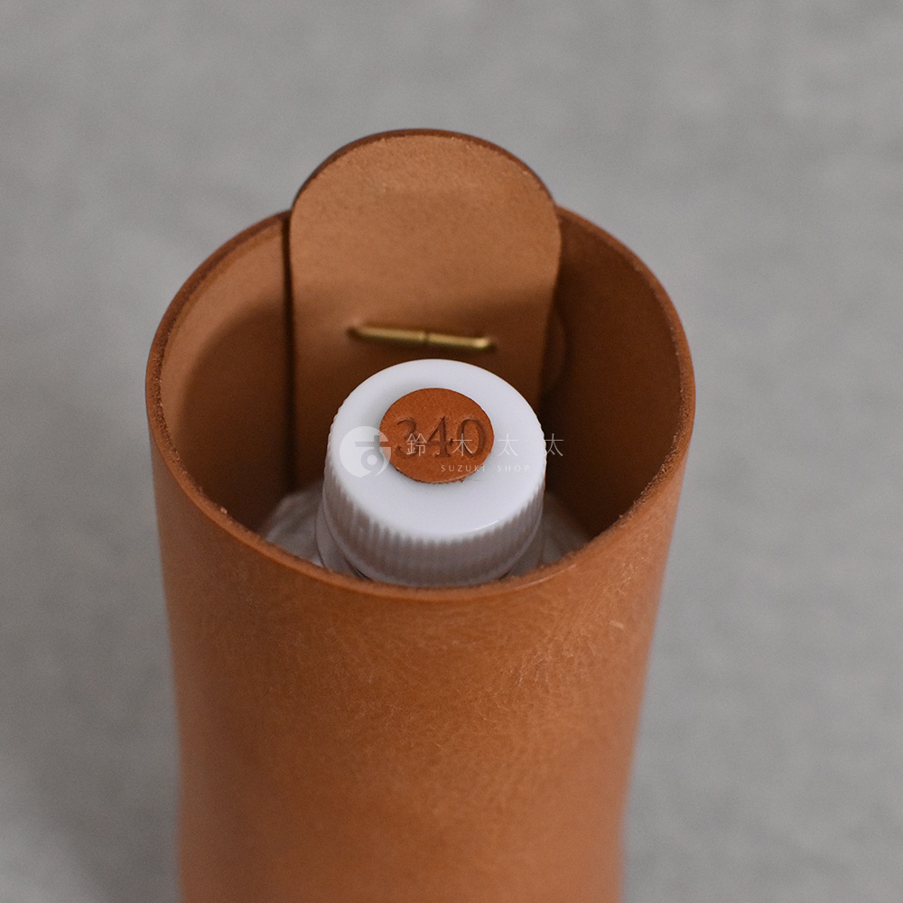 職人手作皮革Organ水壺套，經典棕色，展示一瓶裝有白色瓶蓋的水壺，皮革套頂部有鉤扣設計。