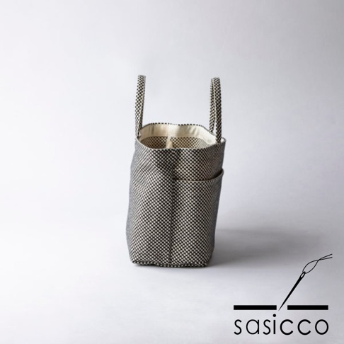 三河木綿刺子織多口袋托特包，黑色與白色棋盤格紋，布料材質，附有兩個提把和側邊口袋。