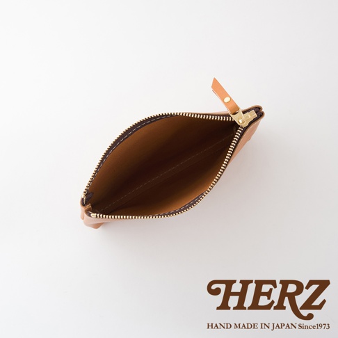 職人手作皮革長方形拉鍊收納包，採用淺棕色皮革，搭配金色拉鍊和淺棕色皮革拉頭，內部為深棕色皮革。