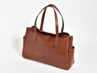 棕色皮革橫式肩背托特包，有兩個手提帶，包身側面有口袋，整體縫線精緻。