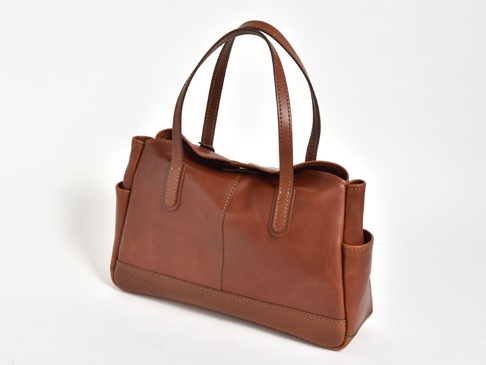 棕色皮革橫式肩背托特包，有兩個手提帶，包身側面有口袋，整體縫線精緻。