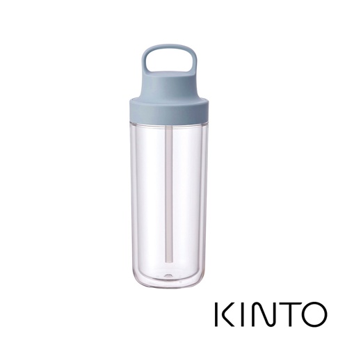 TO GO BOTTLE 雙層隨手瓶，採用透明塑膠材質，瓶身帶有藍色提把蓋，內部有吸管。