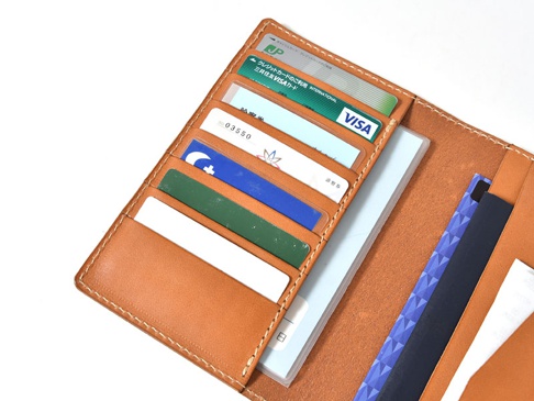 診察券やその他カード類をまとめて入れておけます。幅も広めにとっているので、薄めのカードであれば数枚重ねて収納できます。