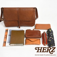 日本HERZ手工皮革馬鞍包，搭配同色系或撞色系的皮夾、筆記本、零錢包和傘，展現職人精湛工藝。
