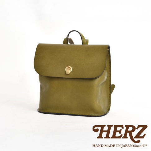 職人手作橄欖綠皮革翻蓋迷你後背包，帶有金色旋轉鎖扣，簡約設計。